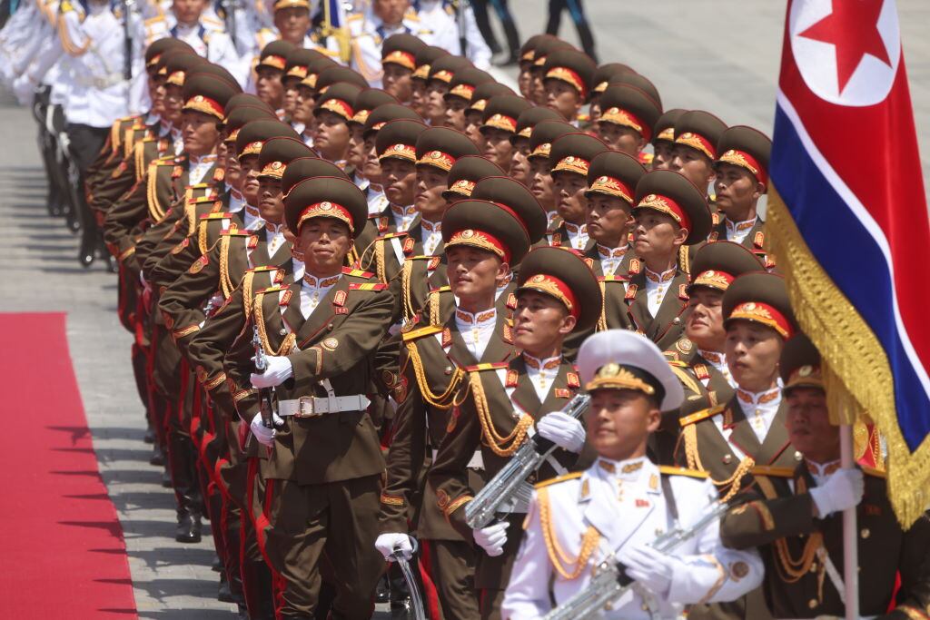 Militares de Corea del Norte desfilan ante el presidente ruso Vladimir Putin y su líder Kim Jong Un en la ciudad de Pyongyang