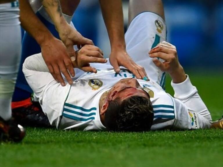 Cristiano Ronaldo recibió patada en la cabeza y terminó sangrando