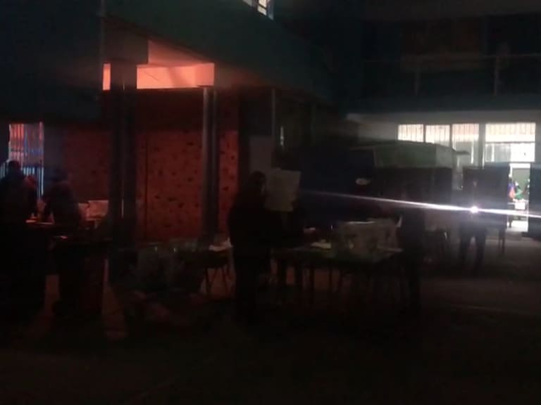 Insólito: Local de votación en Valparaíso se quedó sin luz y vocales tuvieron que hacer el conteo con linternas y luces de celulares