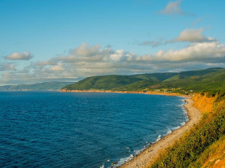 El calor sobre la línea costera en Pleasant Bay en Canadá