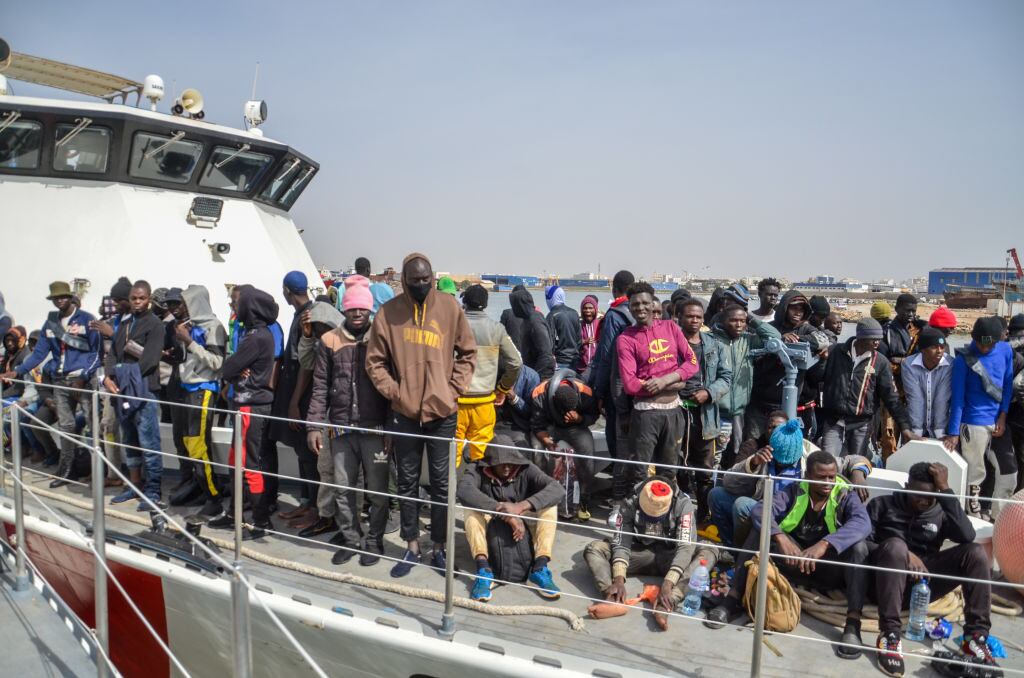 La marina de Túnez rescata migrantes para llevarlos a un campo de refugiados