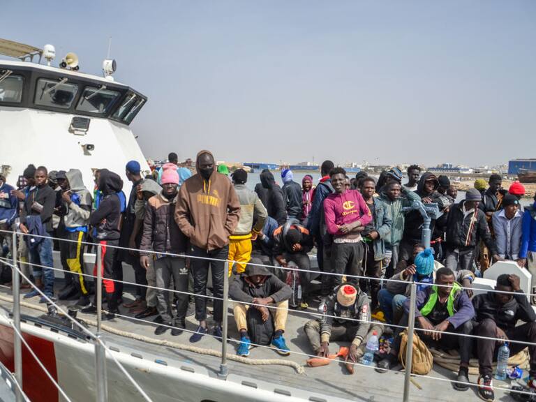 La marina de Túnez rescata migrantes para llevarlos a un campo de refugiados