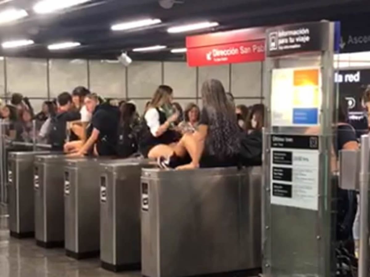 Escolares realizan manifestación en estación Pedro de Valdivia