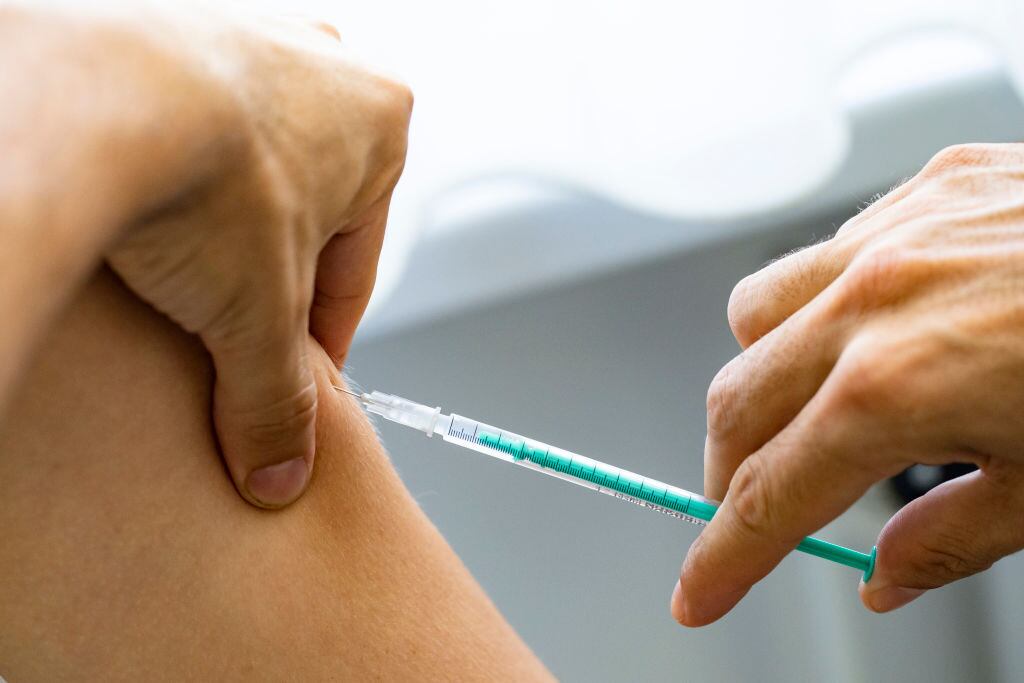 En la ciudad de Berlín los trabajadores de la salud aplican la vacuna contra la viruela del mono, como una política sanitaria en Alemania