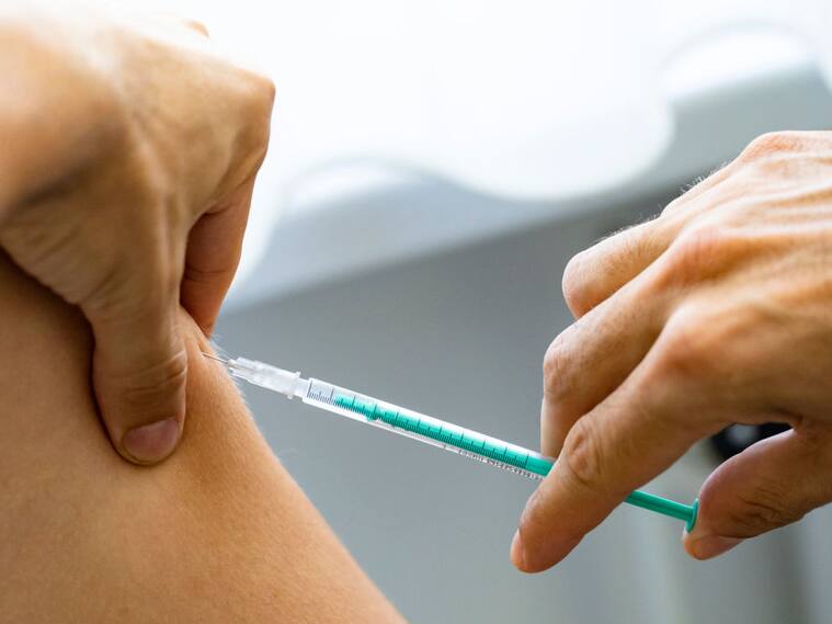 En la ciudad de Berlín los trabajadores de la salud aplican la vacuna contra la viruela del mono, como una política sanitaria en Alemania