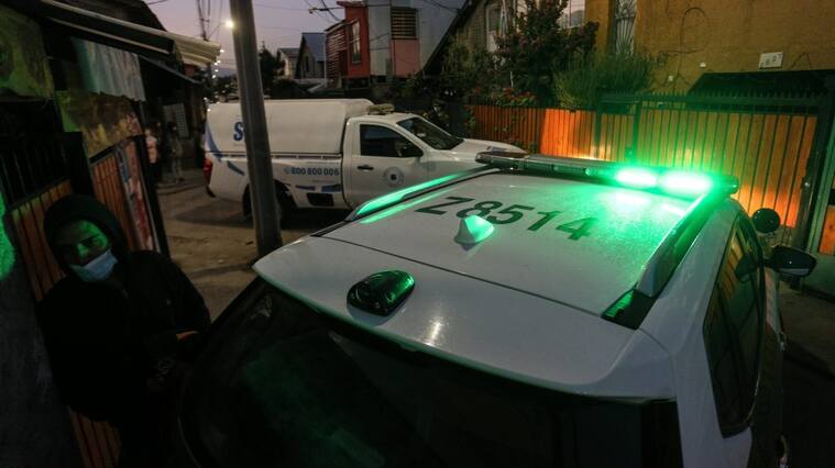 23 de MARZO de 2022/ LA FLORIDA Las policías investigan la muerte de un joven producto de una detención ciudadana, según un amigo de la víctima iban huyendo de un asalto y al esconderse en una casa, vecinos asumen que estaba robando en la propiedad
FOTO: DIEGO MARTIN/AGENCIAUNO
