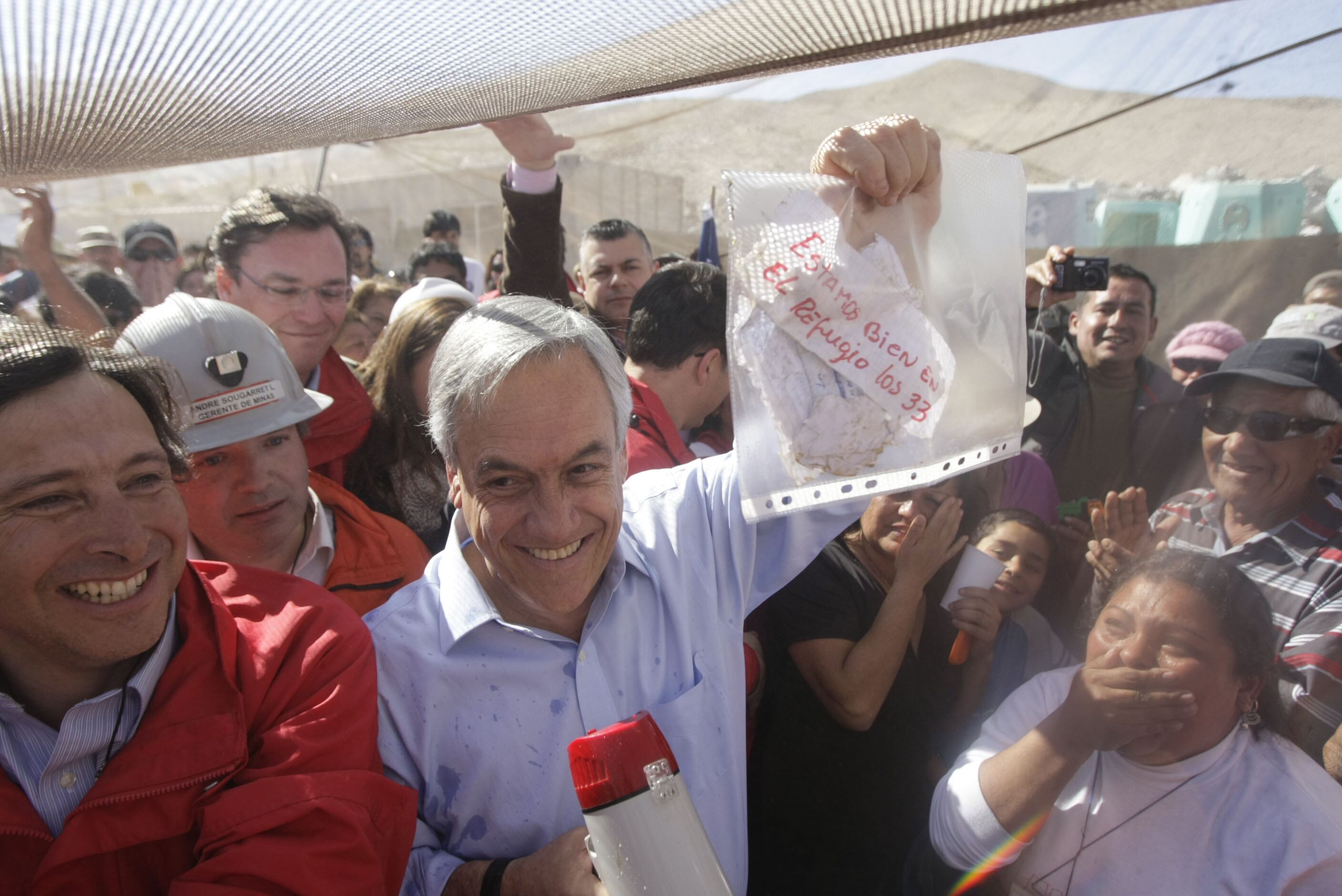 ***IMAGENES DE ARCHIVO***
Fotografias de archivo del 22 de Agosto de 2010 en que los rescatistas logran tomar contacto con los 33 mineros que quedaron atrapados a 720 metros de profundidad tras el derrumbe de la mina San Jos.
El presidente Sebastian Piera fue el encargado de comunicar a los familiares y medios de comunicacin con el famoso papel " Estamos bien en el refugio los 33"
FOTO:ARCHIVO AGENCIAUNO
