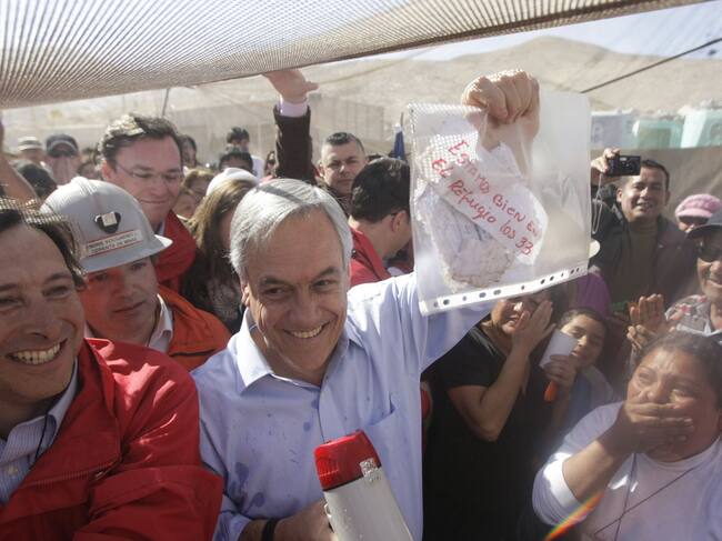 ***IMAGENES DE ARCHIVO***
Fotografias de archivo del 22 de Agosto de 2010 en que los rescatistas logran tomar contacto con los 33 mineros que quedaron atrapados a 720 metros de profundidad tras el derrumbe de la mina San Jos.
El presidente Sebastian Piera fue el encargado de comunicar a los familiares y medios de comunicacin con el famoso papel " Estamos bien en el refugio los 33"
FOTO:ARCHIVO AGENCIAUNO