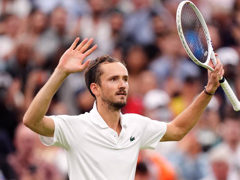 Daniil Medvedev saca ventaja de un debilitado Jannik Sinner y lo elimina de Wimbledon