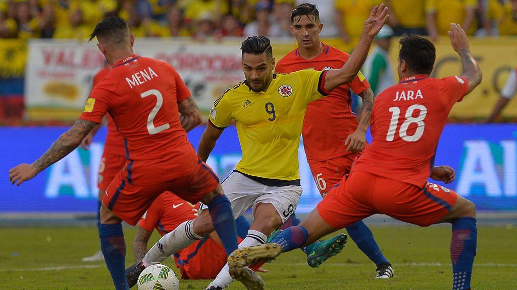 Colombia's Radamel Falcao (C) is marked by Chile's Eugenio Mena (L) and Gonzalo Jara during their 2018 FIFA World Cup qualifier football match in Barranquilla, Colombia, on November 10, 2016. / AFP / LUIS ROBAYO (Photo credit should read LUIS ROBAYO/AFP via Getty Images)