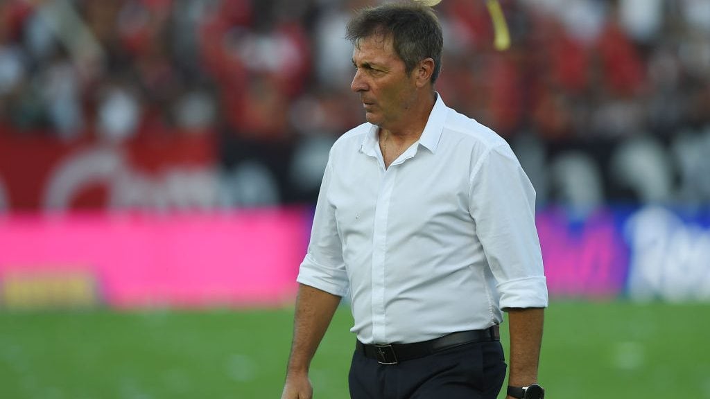 ROSARIO, ARGENTINA - FEBRUARY 08: Frank Kudelka reacts during a match between Newell's Old Boys and Estudiantes as part of Superliga 2019/20 at Marcelo Bielsa Stadium on February 08, 2020 in Rosario, Argentina. (Photo by Luciano Bisbal/Getty Images)