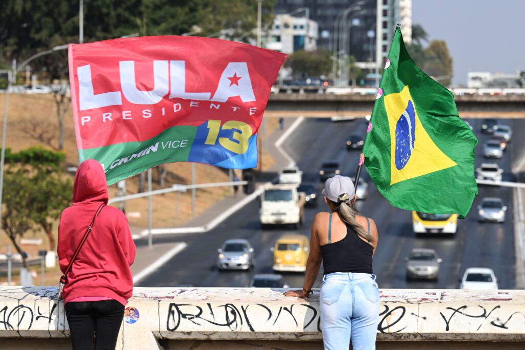 Seguidores de Lula Da Silva muestran su bandera y la de Brasil en Brasilia