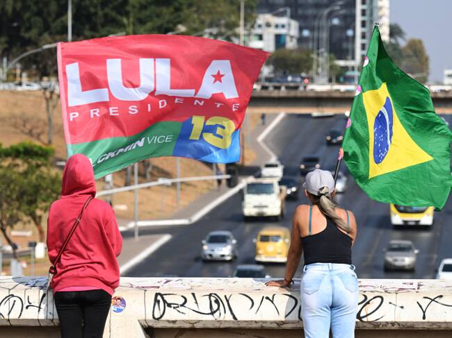 Seguidores de Lula Da Silva muestran su bandera y la de Brasil en Brasilia