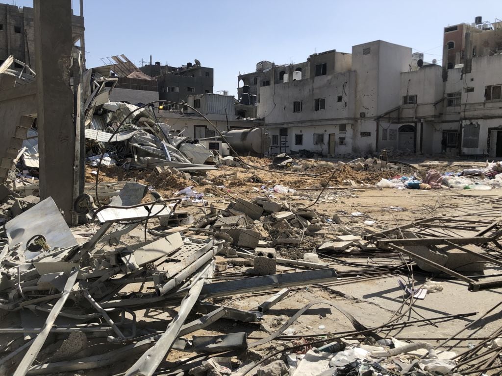 El patio central destruido del Hospital Kamal Adwan en Beit Lahia de la Franja de Gaza, luego de ser quemado por las tropas de Israel