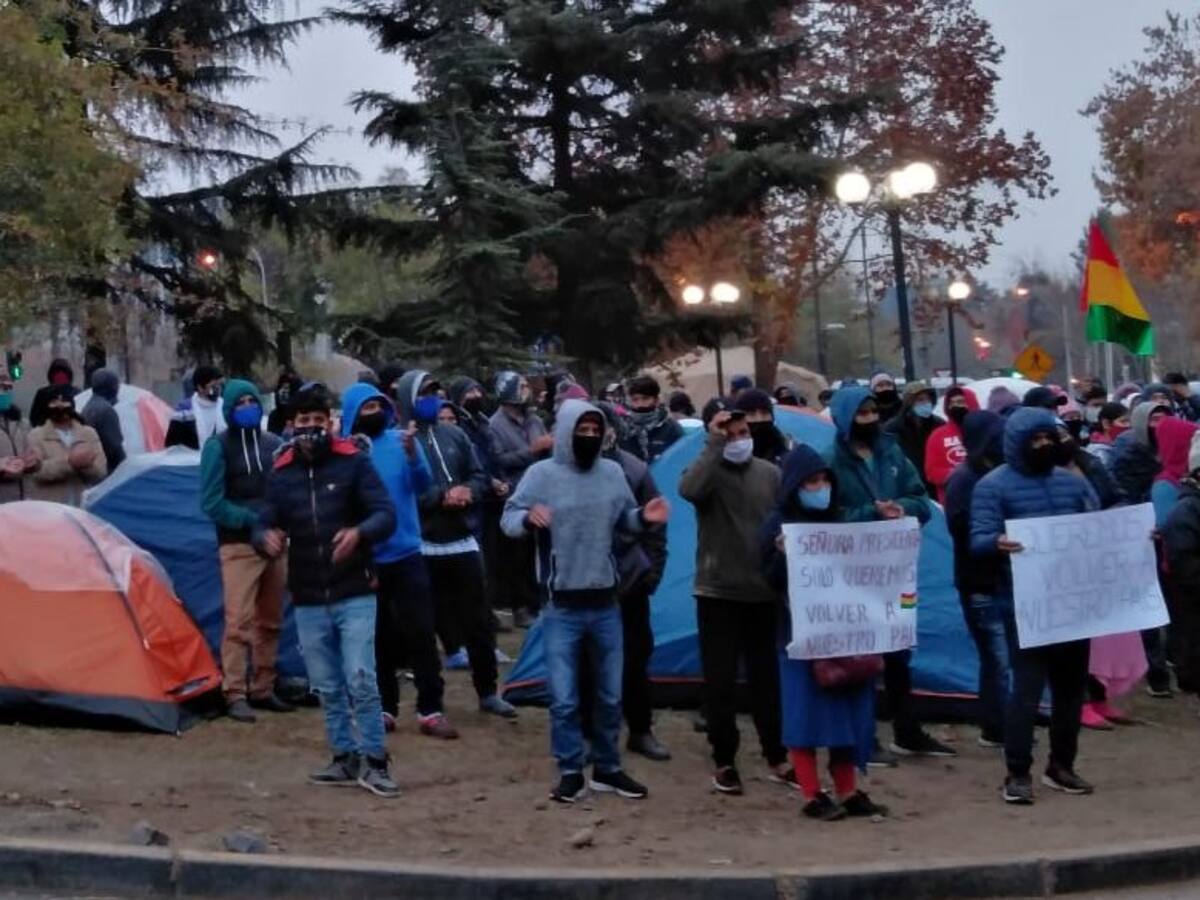 Alrededor de 600 bolivianos protestaron en las afueras del consulado en Santiago