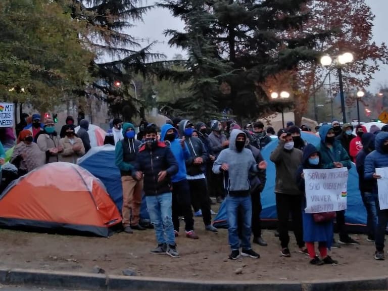 Alrededor de 600 bolivianos protestaron en las afueras del consulado en Santiago