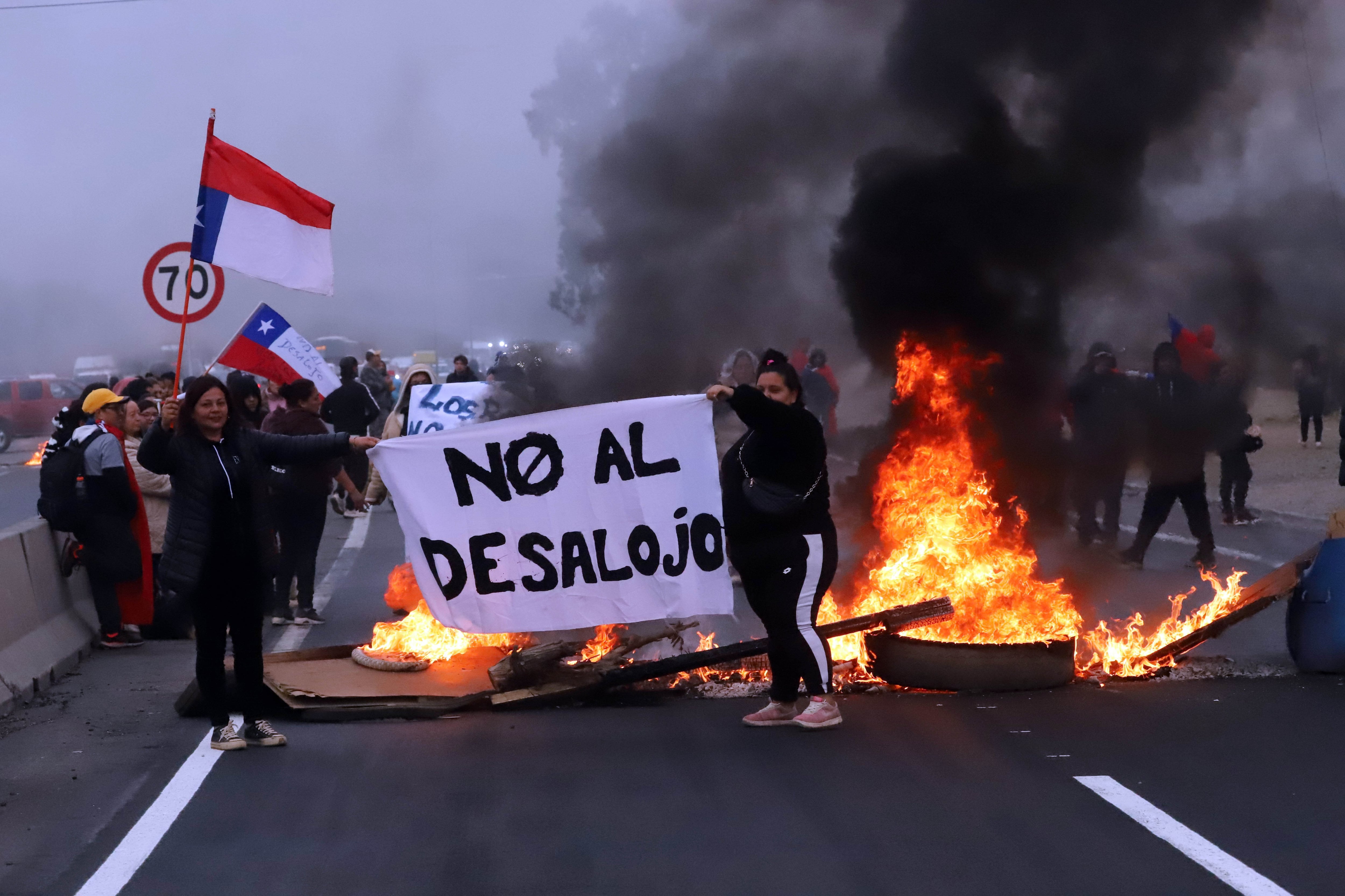 Pobladores de la Megatoma de Terrenos del Cerro Centinela realizan cortes de transito en la Ruta Nuevo Acceso Al puerto de San Antonio en protesta por el inminente desalojo que los afectará. Agencia Uno