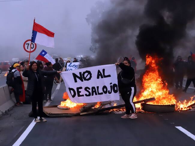 Pobladores de la Megatoma de Terrenos del Cerro Centinela realizan cortes de transito en la Ruta Nuevo Acceso Al puerto de San Antonio en protesta por el inminente desalojo que los afectará. Agencia Uno