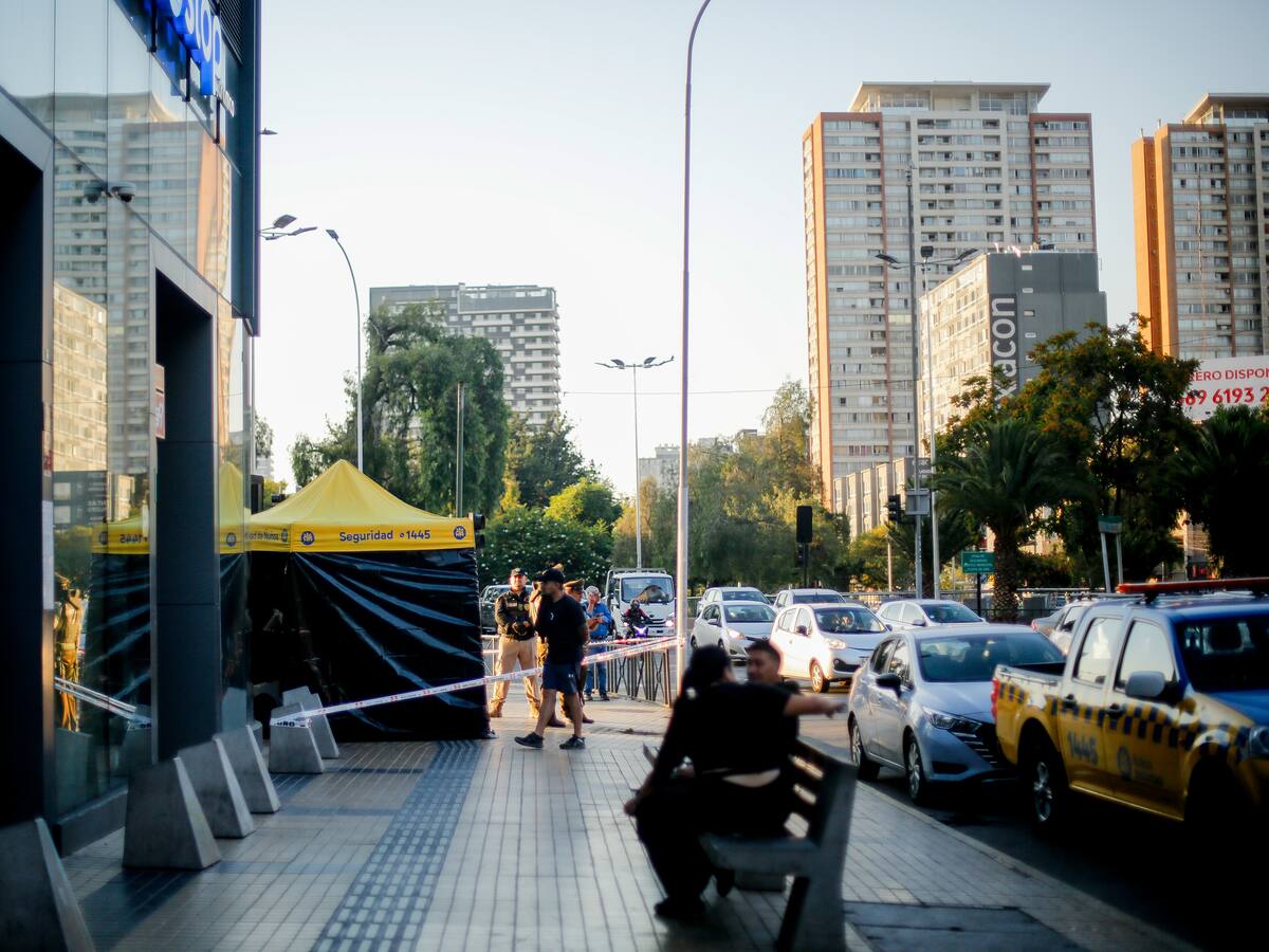 Se desmayó mientras caminaba: transeúntes hallan a un hombre fallecido en la vía pública en Ñuñoa