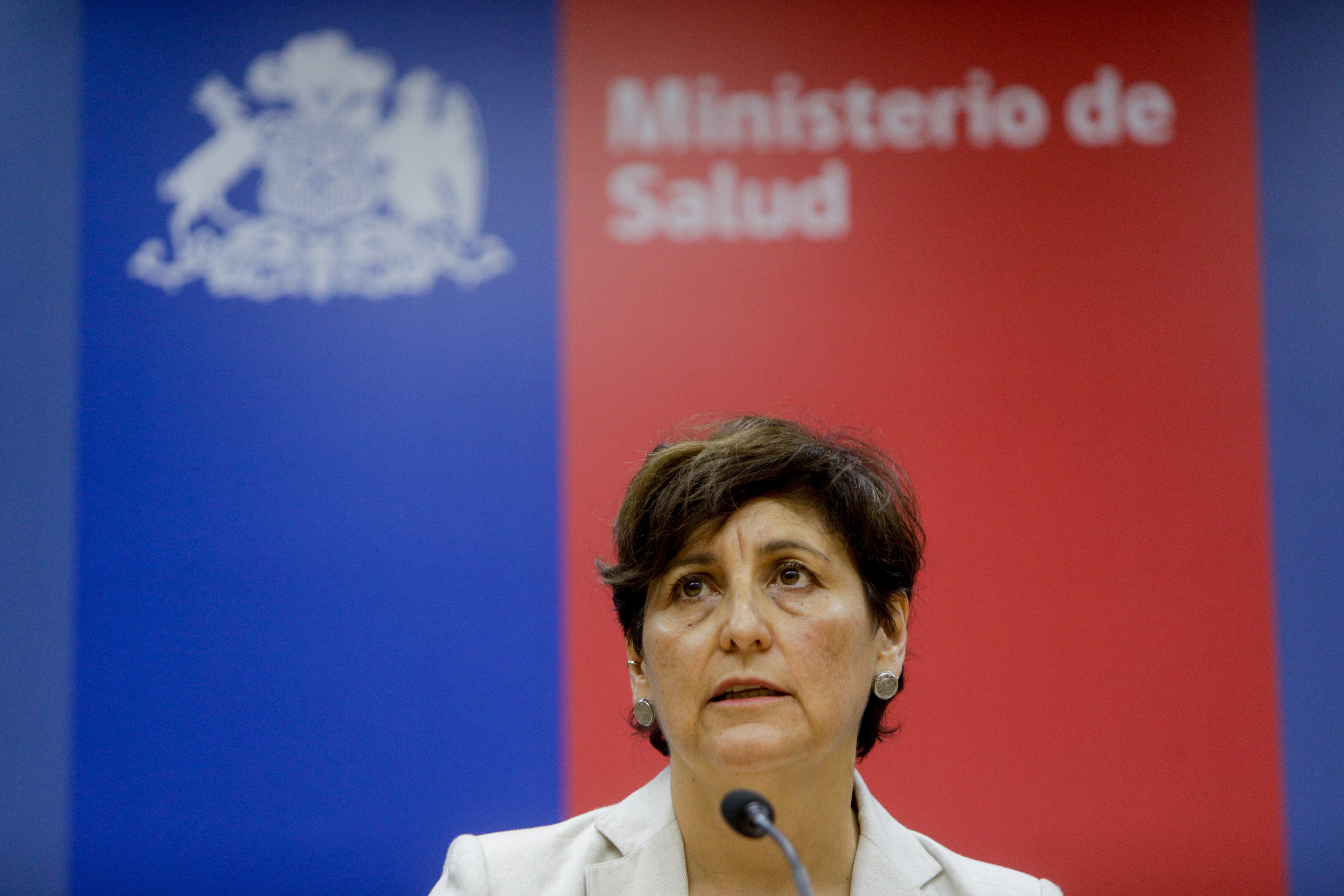 La ministra de salud entrega declaraciones por la polémica atención médica de su madre