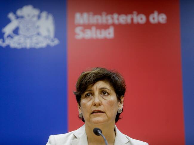 La ministra de salud entrega declaraciones por la polémica atención médica de su madre