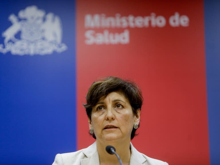 La ministra de salud entrega declaraciones por la polémica atención médica de su madre