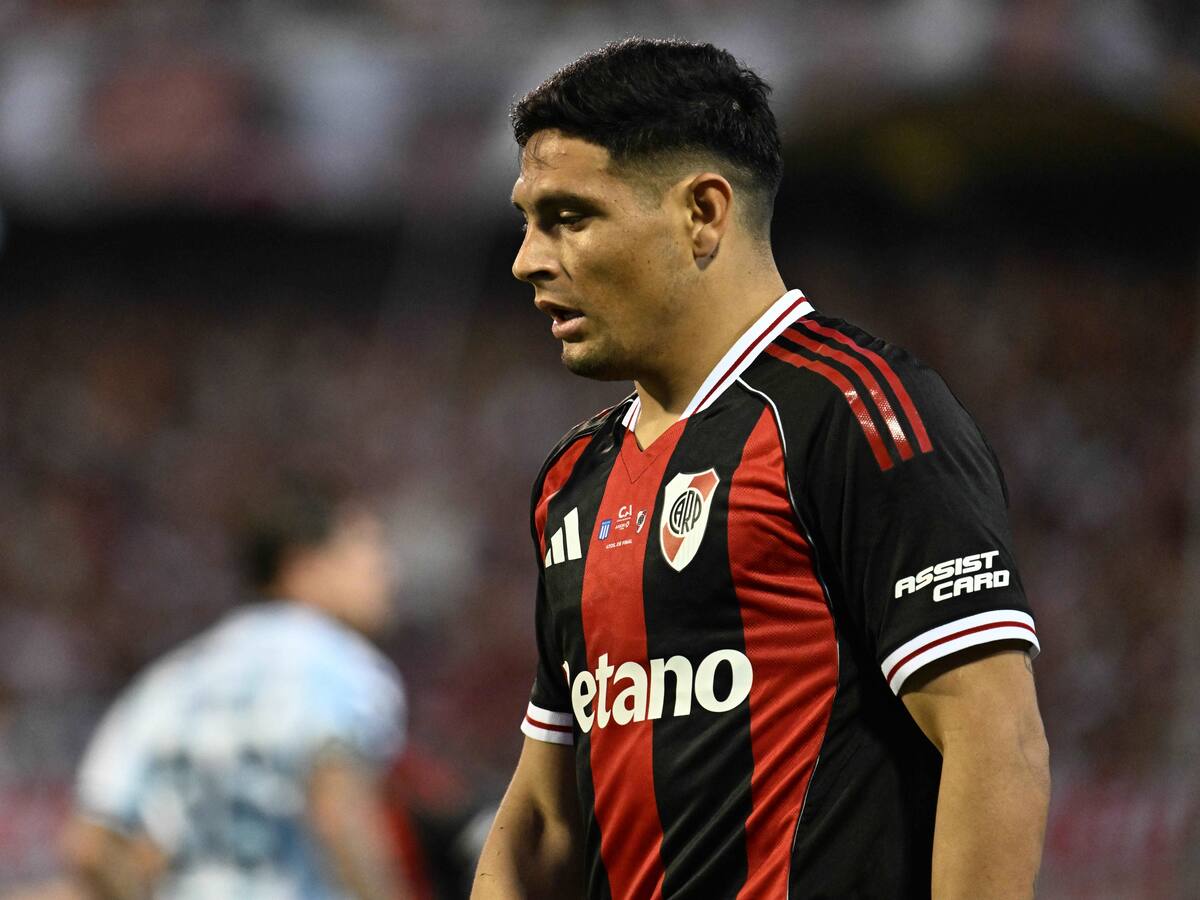 Llamándolo “traidor” y con billetes con su cara: el tenso recibimiento de Racing a Maximiliano Salas y River Plate