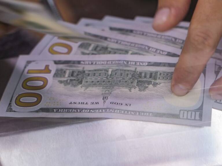 Dólar revierte caída y cierra sobre los 910 pesos