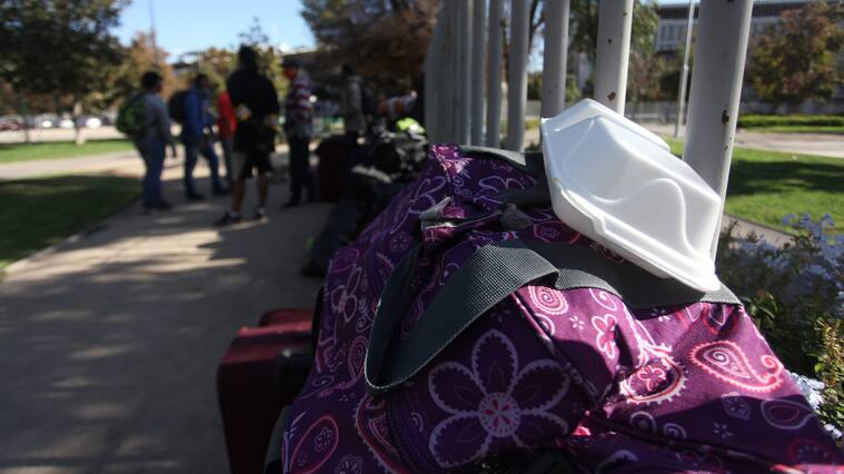 27 DE ABRIL 2020 / SANTIAGO
Un embase de comida arriba de unna maleta en Parque Bustamente, donde personas de nacionalidad colombiana se encuentran parados esperando una respuesta del Gobierno Colombiano para ser trasladados a su país, Santiago.
FOTO: AILEN DIAZ/AGENCIAUNO