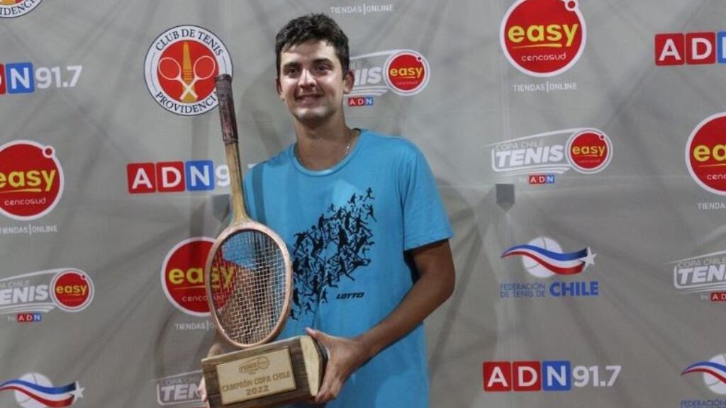 Tomás Barrios, campeón de la Copa Chile Tenis Easy by ADN: "Más que por el título, estoy feliz por estar de vuelta"