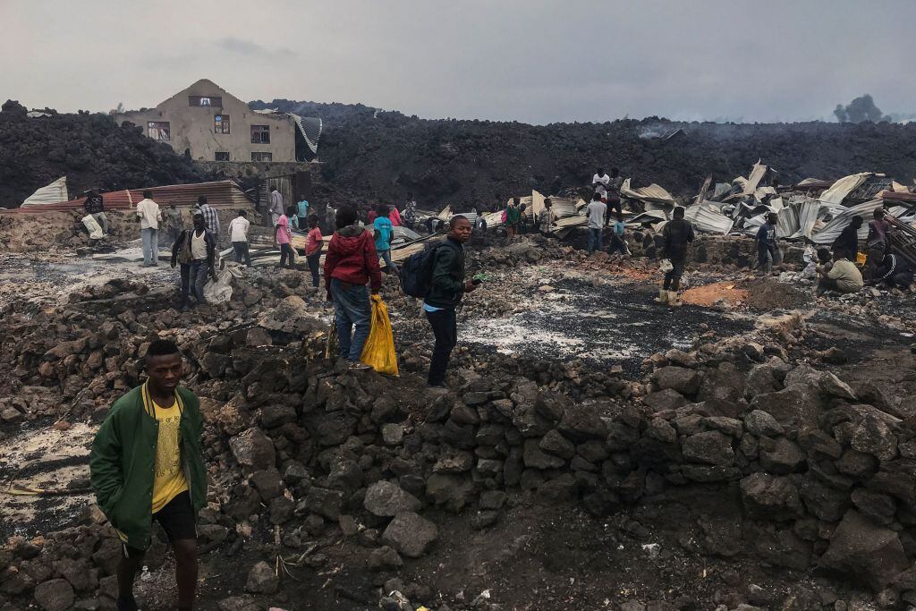 La lava que expulsó el volcán Nyiragongo destruye casas en Goma