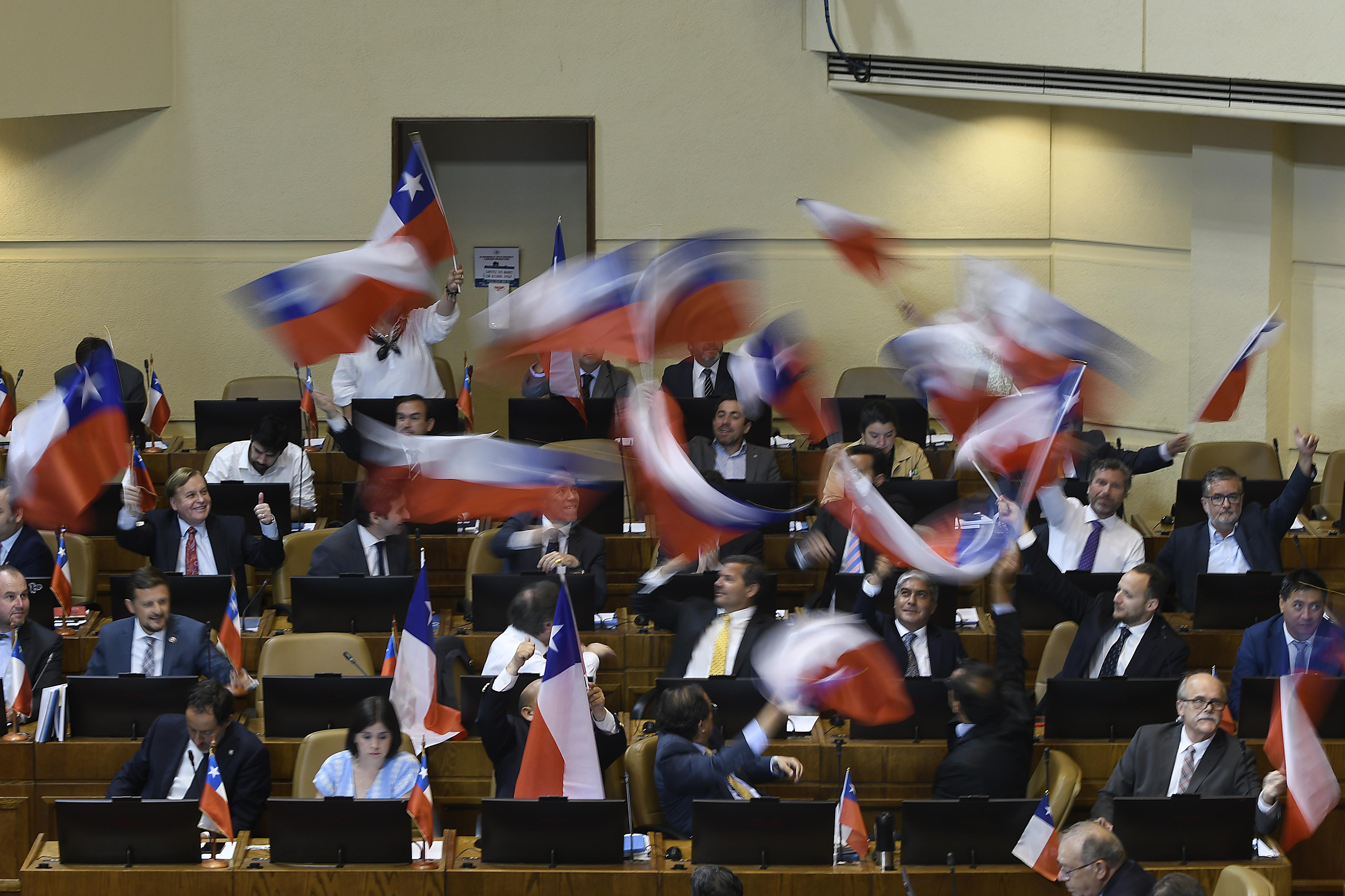 Agencia Uno | Las bancadas UDI, RN y Republicanos en votación de proyecto que establece la obligación de entonar el himno nacional e izar el pabellón nacional en establecimientos educacionales