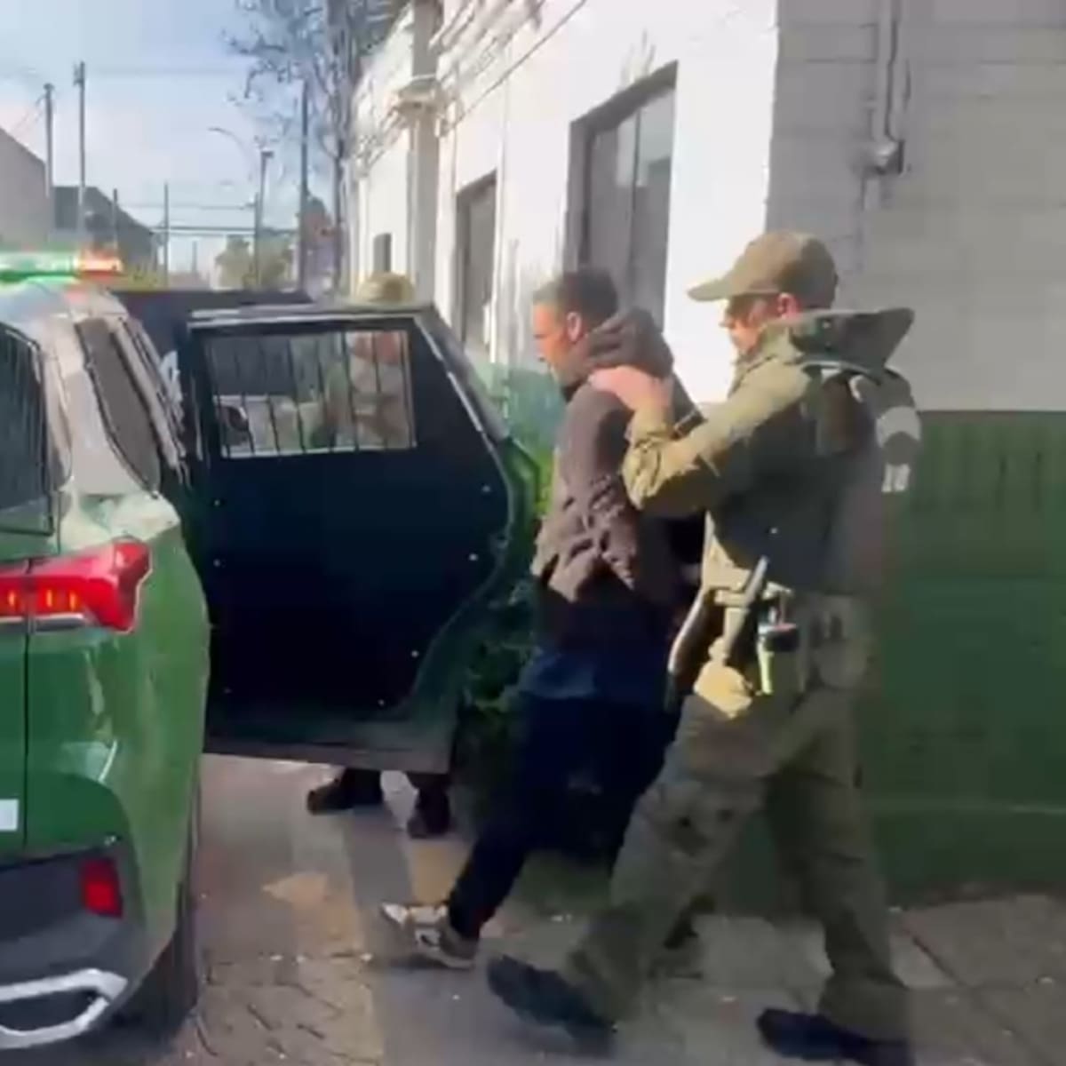 Brutal maltrato animal en La Pintana: hombre es detenido asando un perro en la calle