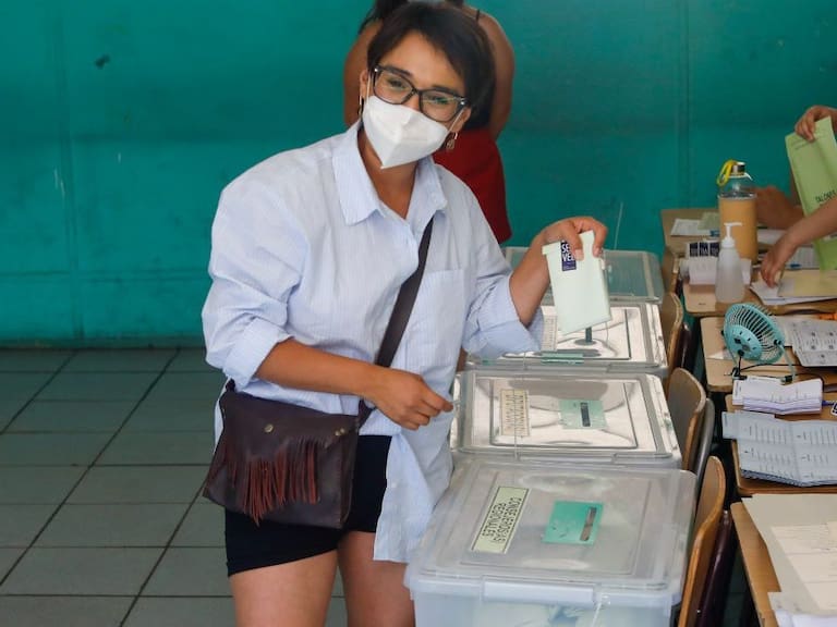 Elecciones 2021: Karina Oliva se retiró de local de votación en medio de un caos tras sufragar