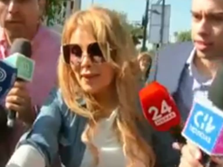 Con feo tropezón y regalos: Así fue la caótica votación de Cathy Barriga en las Elecciones 2025