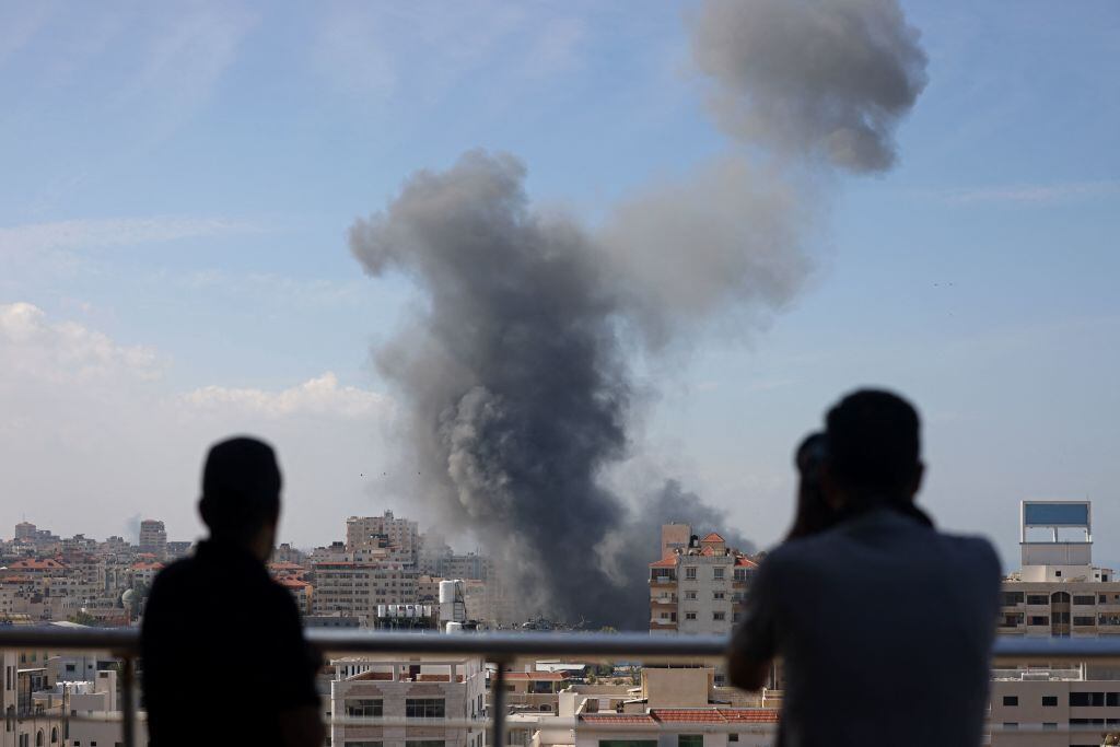 El humo se levanta sobre edificios residenciales en Gaza tras ataque de Israel