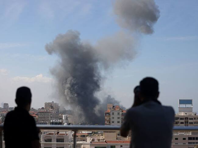 El humo se levanta sobre edificios residenciales en Gaza tras ataque de Israel