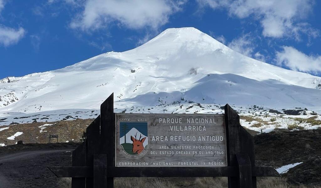 Hombre muere tras caer mientras ascendía al volcán Villarrica.