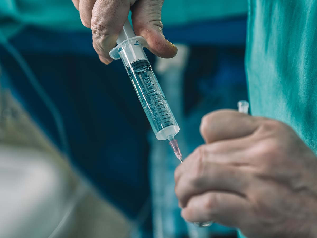 Médico es acusado de abusar de pacientes mientras estaban sedadas: seguiría trabajando en hospital de Vallenar