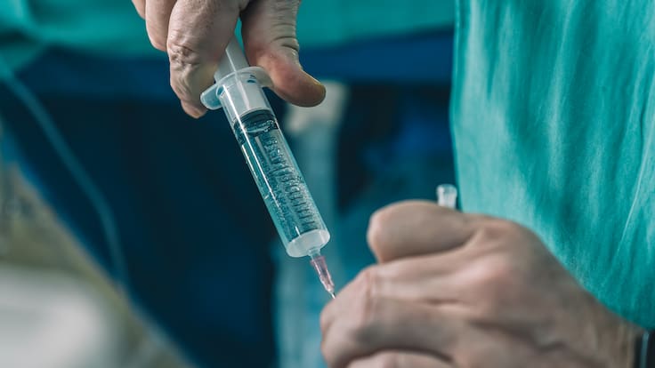 Médico es acusado de abusar de pacientes mientras estaban sedadas: seguiría trabajando en hospital de Vallenar