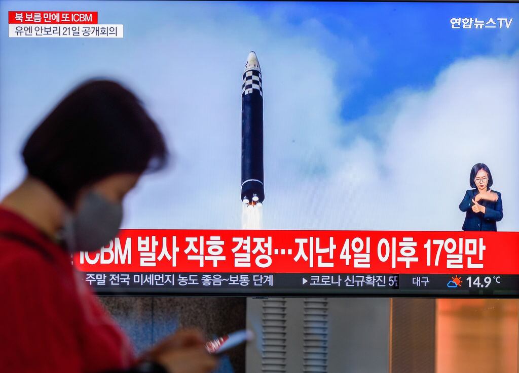 La televisión de Corea del Sur muestra imágenes del lanzamiento de un misil norcoreano