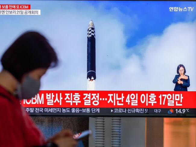 La televisión de Corea del Sur muestra imágenes del lanzamiento de un misil norcoreano