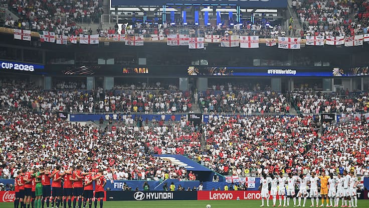Algunos contuvieron las lágrimas: el emotivo minuto de silencio en el Noruega-Inglaterra por la muerte de Jayden Adams