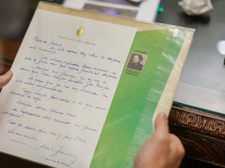 «Compartimos el fanatismo por el Flaco Spinetta»: el particular regalo que recibió el Presidente Boric de su par argentino