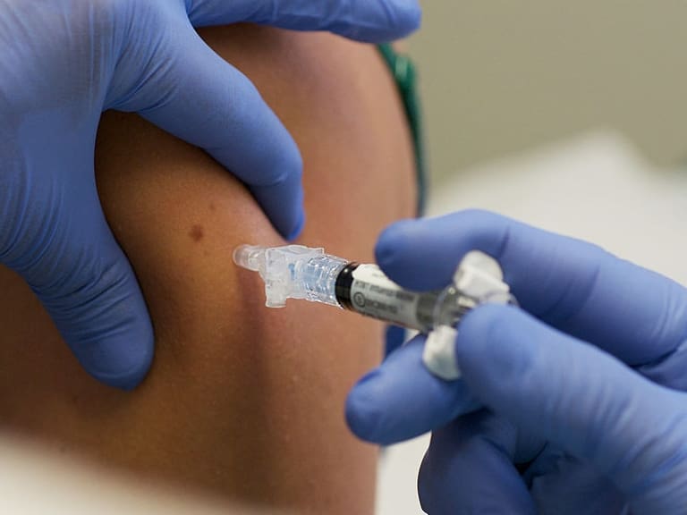 Minsal amplia vacuna bivalente contra el covid a todas las personas mayores de 12 años