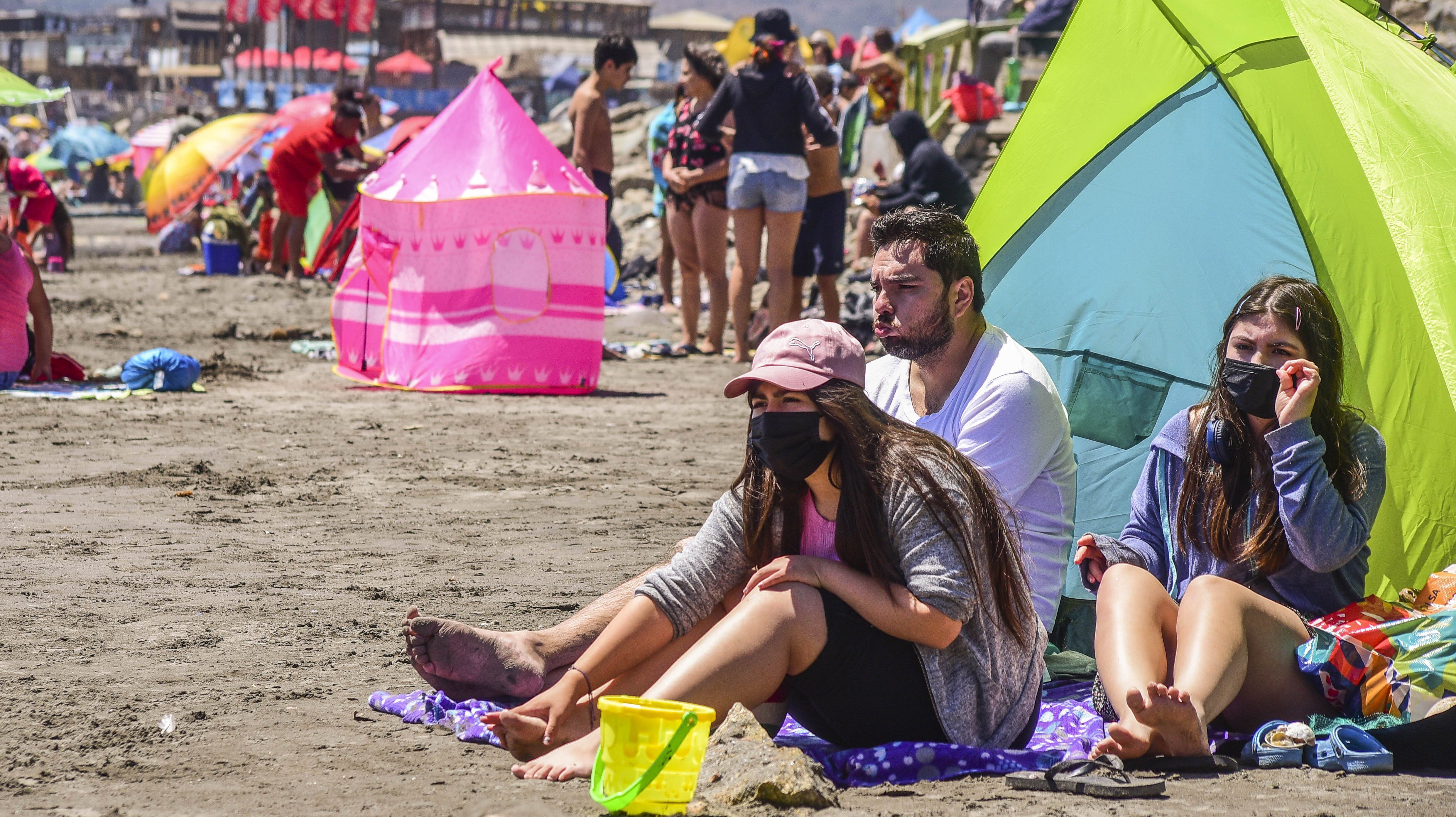 20 DE FEBRERO DE 2021 / CONCONPersonas disfrutan de la Playa La Boca, durante el fin de semana en que la comuna se encuentra en Fase 3 del plan Paso a Paso por el Covid-19
FOTO: MIGUEL MOYA / AGENCIAUNO