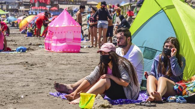 20 DE FEBRERO DE 2021 / CONCONPersonas disfrutan de la Playa La Boca, durante el fin de semana en que la comuna se encuentra en Fase 3 del plan Paso a Paso por el Covid-19
FOTO: MIGUEL MOYA / AGENCIAUNO
