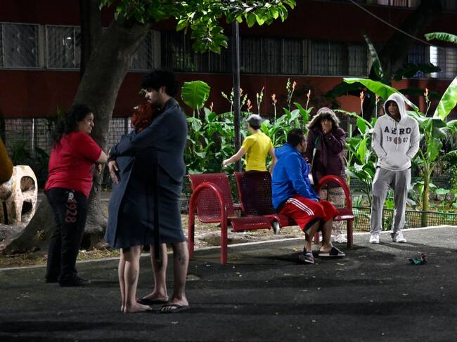 Personas salen a la calle de Tlatelolco tras sismo 6.9 en Ciudad de México