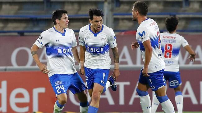 SANTIAGO, CHILE - OCTOBER 22: Fernando Zampedri (C) of Universidad Catolica celebrates with teammates after scoring the first goal of his team during a Group E match of Copa CONMEBOL Libertadores 2020 between Universidad Católica and Internacional at Estadio San Carlos de Apoquindo on October 22, 2020 in Santiago, Chile. (Photo by Alberto Valdés - Pool/Getty Images)