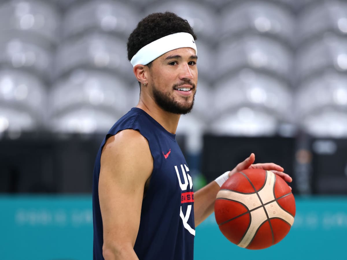 Un momento inolvidable: el gran gesto que tuvo Devin Booker con un fanático en las calles de París